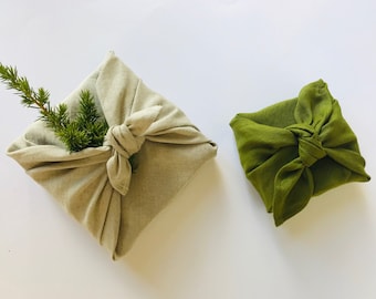 Linnen furoshiki doek. Herbruikbare cadeauverpakking. Furoshiki wikkeldoek. Milieuvriendelijke alternatieven voor cadeauverpakkingen met stof. Zero waste geschenken.