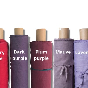 Op de afbeelding: Vijf rollen stof in verschillende tinten paars en rood. De rollen zijn gelabeld met "Berry red", "Dark purple", "Plum purple", "Mauve" en "Lavender".