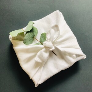 Panno da avvolgimento furoshiki di lino bianco puro. Furoshiki ecologico. Confezione regalo riutilizzabile sostenibile per matrimonio, battesimo o prima comunione.