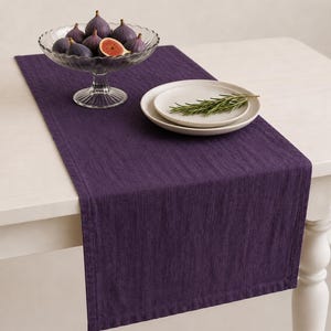 Chemin de table violet foncé uni. Chemin de table en lin sur mesure pour mariage. Centre de table.