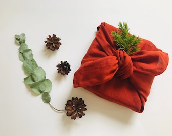 Leinen Geschenk Tuch. Furoshiki Wickeltuch in dunkelroter Farbe. Umweltfreundlicher Leinenstoff Geschenkverpackung. Geschenkverpackungsideen aus dem Urlaub.