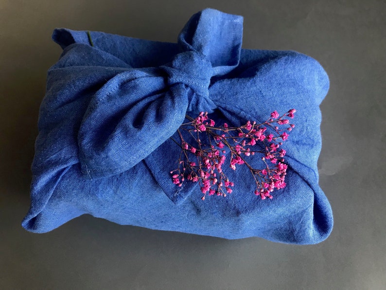 Tissu furoshiki en lin eco. Emballage cadeau réutilisable en petit, moyen et grand. Tissu demballage furoshiki bleu solide. Ensemble demballage cadeau écologique. image 6