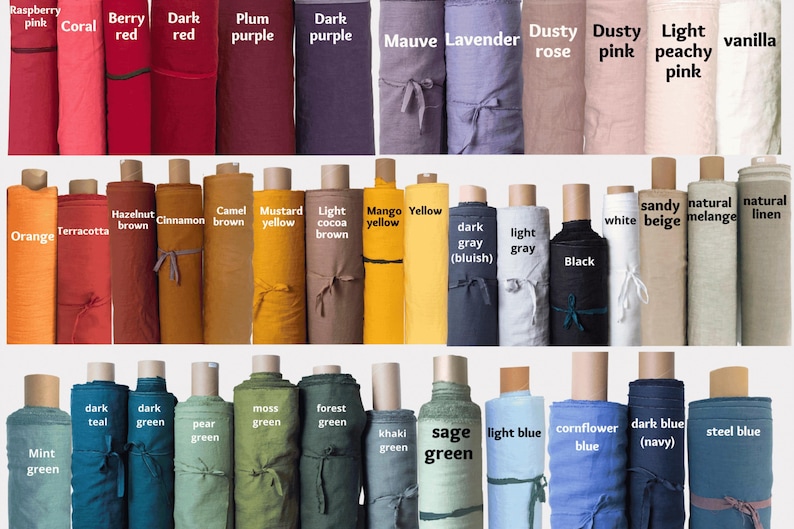 K&ouml;nnte beinhalten: Eine Sammlung von Stoffballen, angeordnet in drei Reihen, die eine gro&szlig;e Vielfalt an Farben zeigen, darunter Himbeerrosa, Koralle, Beerenrot, Pflaumenlila, Mauve, Lavendel, Altrosa, Orange, Terrakotta, Haselnuss, Senf, Gelb, Grau, Schwarz, Wei&szlig; sowie verschiedene Gr&uuml;n- und Blaut&ouml;ne.