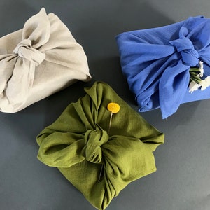 Wielokrotnego użytku opakowanie na prezenty. Lniana tkanina do pakowania furoshiki. Ekologiczna tkanina furoshiki w rozmiarze małym, średnim lub dużym. Pomysły na zrównoważone pakowanie prezentów