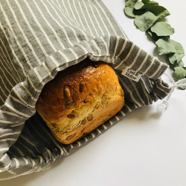 Striped linen bread bag. Stonewashed linen bread storage bag. Zero waste bread bag with gray and cream white stripes. Linen baguette bag.