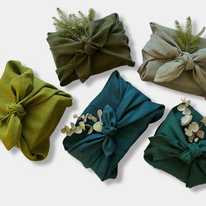 Tessuto per incartare i regali Furoshiki di Natale verde. Carta da regalo Furoshiki giapponese. Idee per incartare i regali ecologiche, zero sprechi, sostenibili e riutilizzabili.