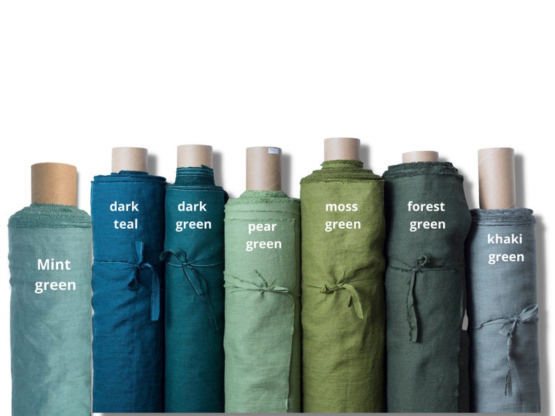 K&ouml;nnte beinhalten: Sieben vertikale Stoffrollen in verschiedenen Gr&uuml;n- und Blaut&ouml;nen. Die Rollen sind mit folgendem Text beschriftet: Mint green, dark teal, dark green, pear green, moss green, forest green und khaki green. Jede Rolle ist mit einem Stoffband gebunden.