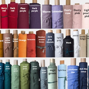 K&ouml;nnte beinhalten: Eine Sammlung von Stoffrollen in verschiedenen Farben, darunter Himbeerrosa, Koralle, Beerrot, Dunkelrot, Pflaumenlila, Dunkelviolett, Mauve-Lavendel, Staubiges Rosa, Staubiges Rosa, Hellpfirsichrosa, Vanille, Gelb, Senf, Hellkakaobraun, Kamelbraun, Orange, Terrakotta, Haselnuss-Karamellbraun, Dunkelgrau (bl&auml;ulich), Hellgrau, Schwarz, Wei&szlig;, Sandbeige, Natur-Melange, Naturleinen, Minzgr&uuml;n, Dunkelblau, Dunkelgr&uuml;n, Birnengr&uuml;n, Moosgr&uuml;n, Waldgr&uuml;n, Khaki, Salbeigr&uuml;n, Hellblau, Kornblumenblau, Dunkelblau (Marine) und Stahlblau.