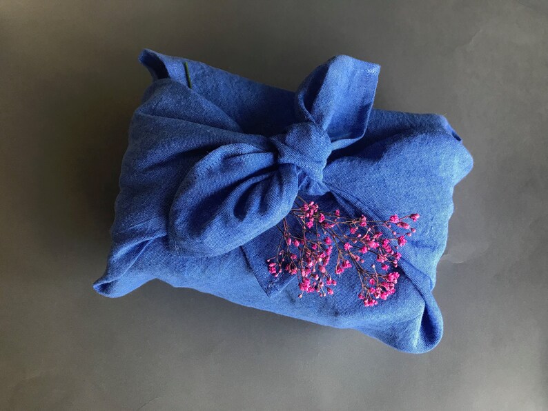 Tissu furoshiki en lin eco. Emballage cadeau réutilisable en petit, moyen et grand. Tissu demballage furoshiki bleu solide. Ensemble demballage cadeau écologique. image 7