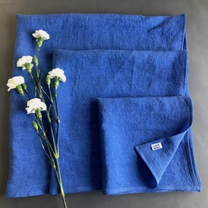 Tissu furoshiki en lin eco. Emballage cadeau réutilisable en petit, moyen et grand. Tissu demballage furoshiki bleu solide. Ensemble demballage cadeau écologique. image 1