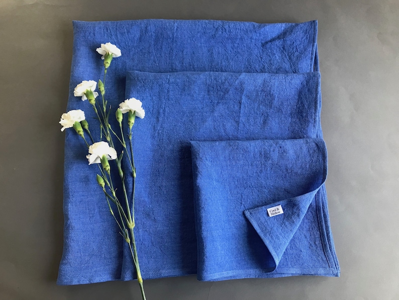 Tissu furoshiki en lin eco. Emballage cadeau réutilisable en petit, moyen et grand. Tissu demballage furoshiki bleu solide. Ensemble demballage cadeau écologique. image 1