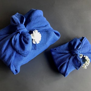 Tissu furoshiki en lin eco. Emballage cadeau réutilisable en petit, moyen et grand. Tissu demballage furoshiki bleu solide. Ensemble demballage cadeau écologique. image 5