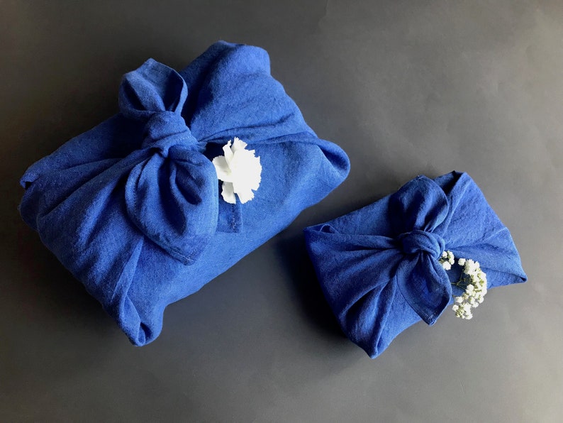 Tissu furoshiki en lin eco. Emballage cadeau réutilisable en petit, moyen et grand. Tissu demballage furoshiki bleu solide. Ensemble demballage cadeau écologique. image 5