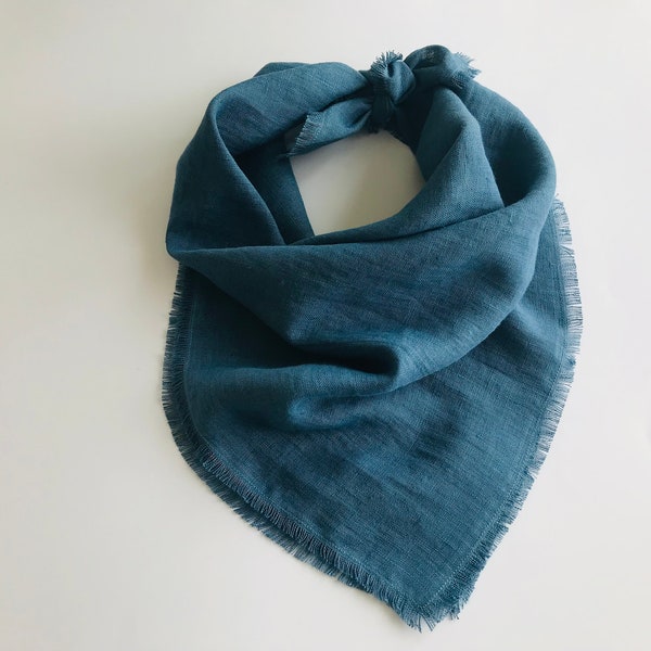 Bandana bleu acier 100% lin. Foulard en lin fait main petit ou grand. Foulard triangulaire. Foulard carré. Châle long en lin pour automne ou printemps