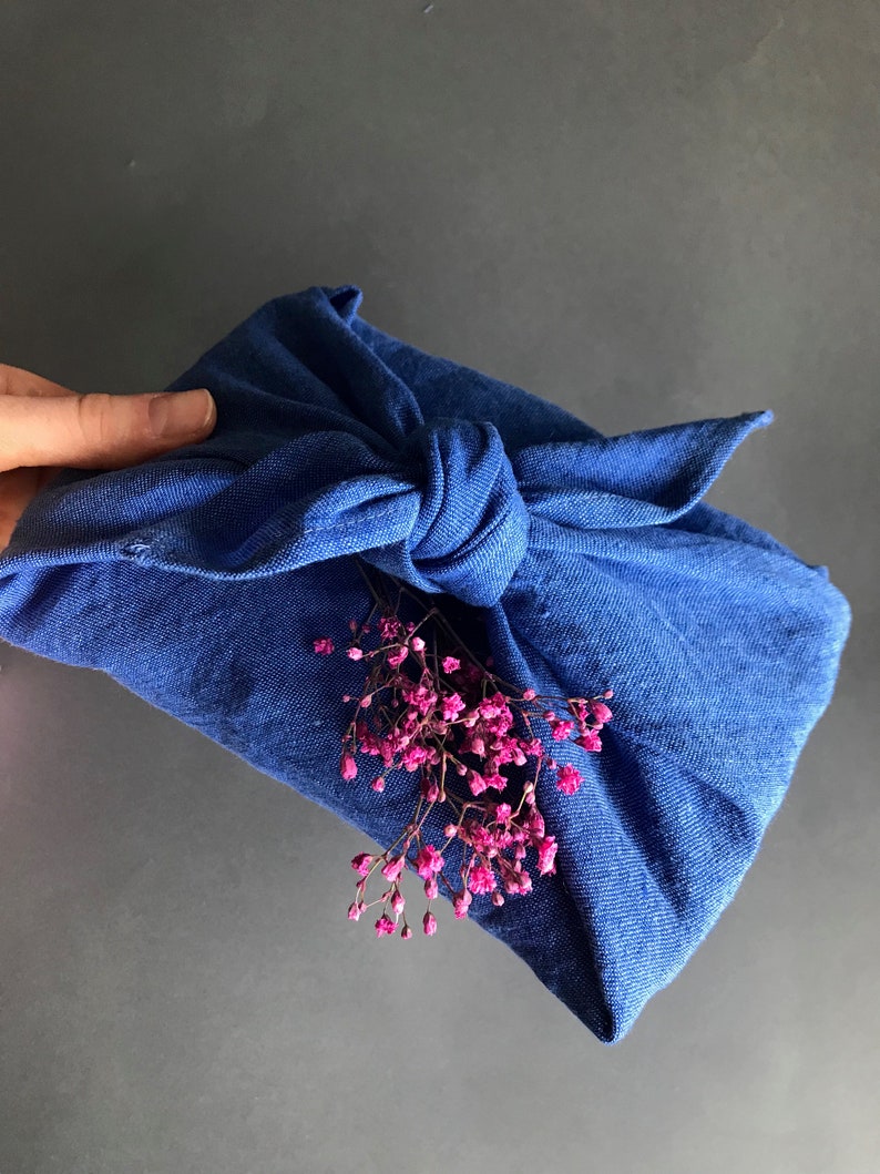 Tissu furoshiki en lin eco. Emballage cadeau réutilisable en petit, moyen et grand. Tissu demballage furoshiki bleu solide. Ensemble demballage cadeau écologique. image 8