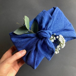 Tissu furoshiki en lin eco. Emballage cadeau réutilisable en petit, moyen et grand. Tissu demballage furoshiki bleu solide. Ensemble demballage cadeau écologique. image 2