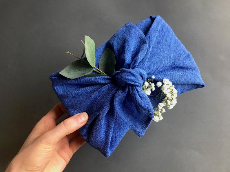 Tissu furoshiki en lin eco. Emballage cadeau réutilisable en petit, moyen et grand. Tissu demballage furoshiki bleu solide. Ensemble demballage cadeau écologique. image 2