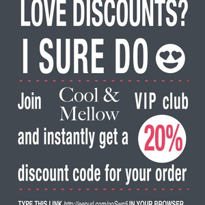 Puede incluir: Un gr&aacute;fico con texto blanco sobre un fondo gris oscuro. El texto dice "LOVE DISCOUNTS? I SURE DO" con una cara sonriente con corazones por ojos. Debajo del texto est&aacute; "Join Cool & Mellow VIP club and instantly get a 20% discount code for your order". El texto en la parte inferior dice "TYPE THIS LINK http://eepurl.com/goSwn5 IN YOUR BROWSER OR COPY AND PASTE IT FROM THE PRODUCT DESCRIPTION."