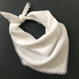 Bandana léger en lin blanc uni. Petit foulard en lin pour hommes, femmes, enfants. Mouchoir en lin. Foulard triangle. Neckerchief naturel.