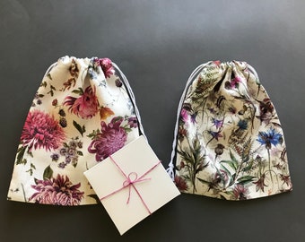 Reusable linen gift bags for women. 100% linen drawstring bag. Holiday gift wrap ideas. Sustainable fabric gift wrap. Zero waste gifts.