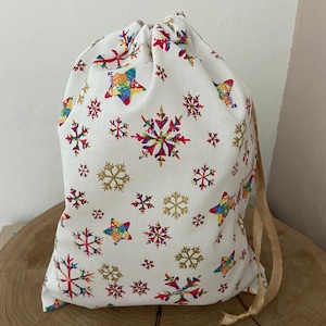 Stoff Kordelzug Weihnachtsgeschenktüte, 100% Baumwolle, Weihnachten weiße Schneeflocke Stoff, umweltfreundliche, waschbare, wiederverwendbare Geschenktüte