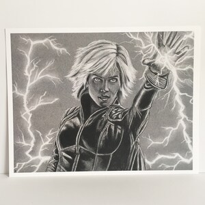 Op de afbeelding: Een zwart-witte tekening van een vrouw met kort, stoppig haar, die een leren jack draagt en haar hand opsteekt, met bliksemflitsen achter haar.