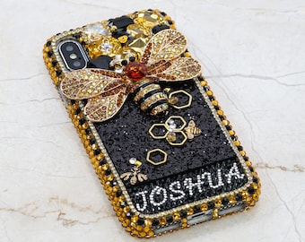 Puede incluir: Funda de teléfono negra con un diseño de abeja dorada y negra y el nombre "Joshua" en pedrería.