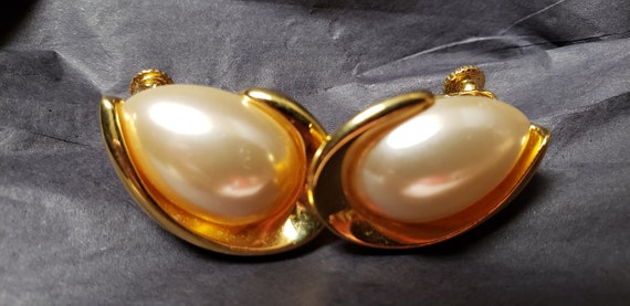 Vintage Faux Pearl Screwback Earrings by Napier - image 2