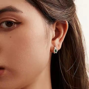 Boucles d'oreilles émeraude, pierre de naissance de mai, argent sterling, créoles minimalistes, boucles d'oreilles délicates, bijoux émeraude, cadeau élégant pour femme