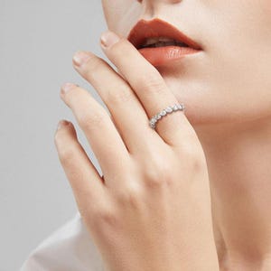 Round Cluster  Ring,Dainty Stacking Ring, Diamond Wedding Band, Anniversary Gift, Gift for Her, Minimalist Ring, Diamond Ring, Wedding Band