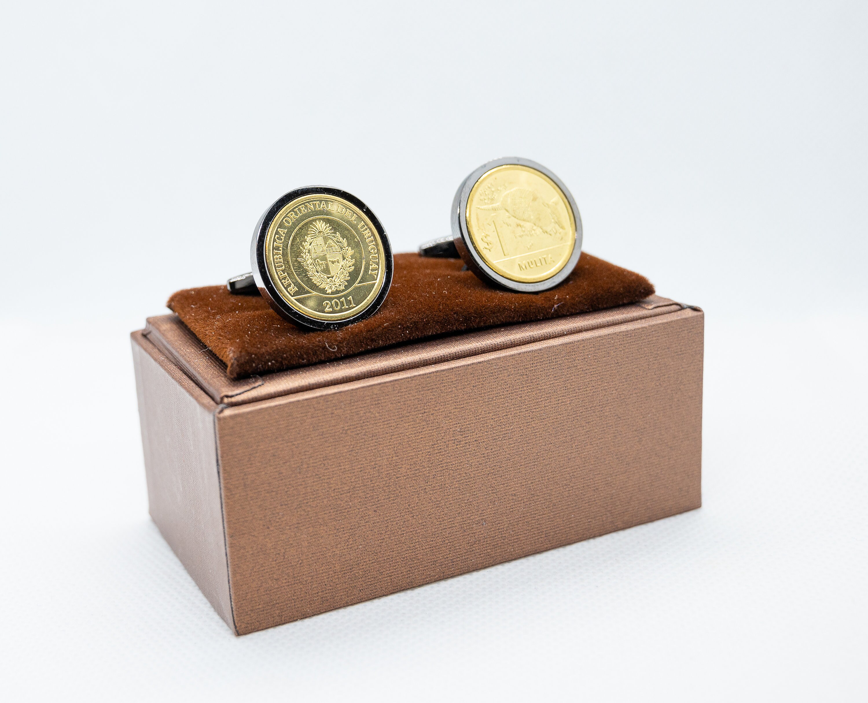 コイン カフスボタン - ウルグアイ、1 ペソ ウルグアイ ムリタ コイン カフスボタン、ウルグアイ、ガンメタルまたはブラッシュド ゴールド  カラーの裏地 (ステンレス スチール) から選択 - Etsy 日本