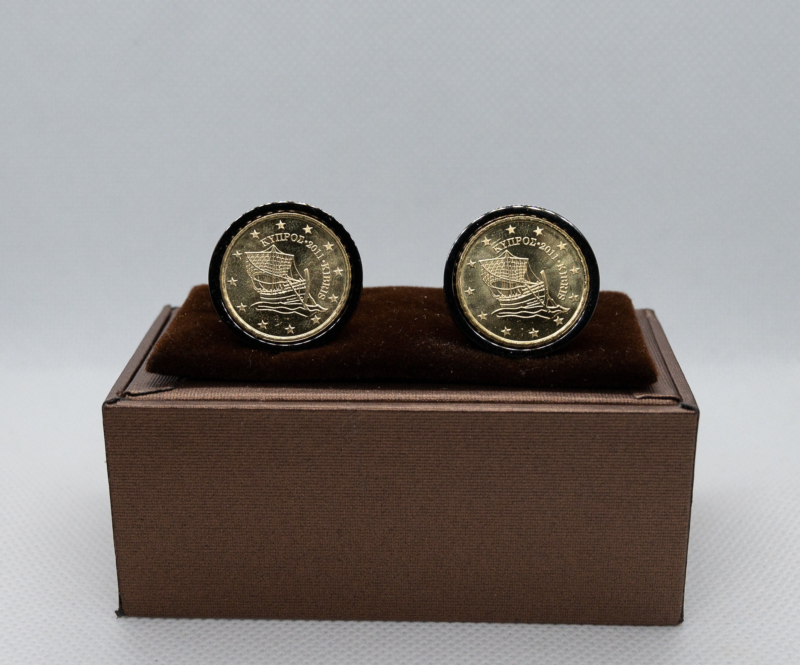 コイン カフスボタン - キプロス 10 ユーロ セント カフスボタン、キプロス ギフト、ガンメタルとブラッシュド ゴールド カラーのバックから選択可能 (ステンレス スチール)