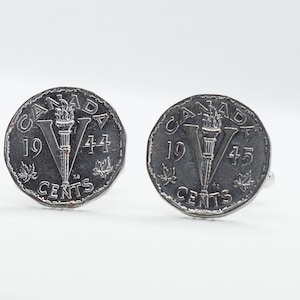 Op de afbeelding: Een paar zilveren manchetknopen met een Canadese vijfcentmunt uit 1944 en 1945 met een "V" voor Victory-ontwerp.