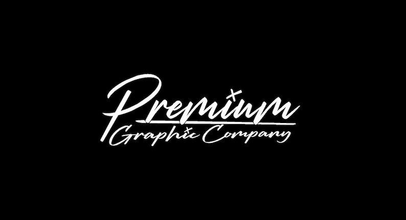 Puede incluir: Texto blanco sobre fondo negro que dice "Premium Graphic Company". El texto est&aacute; en una fuente de letra cursiva estilizada.