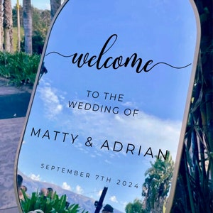 Adesivo de vinil para placa de boas-vindas de casamento / Nomes de design personalizáveis e adesivo de janela espelhado sem fundo