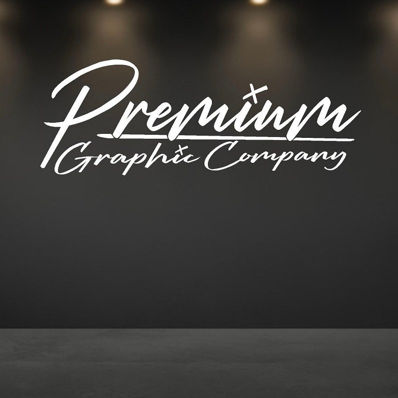 Puede incluir: Texto blanco sobre fondo negro que dice "Premium Graphic Company". El texto est&aacute; en una fuente de letra cursiva estilizada.