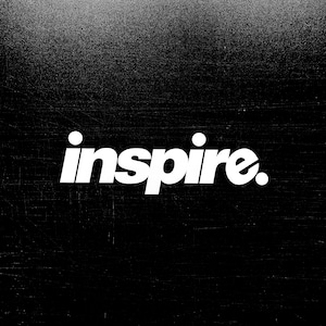 Puede incluir: Un gráfico blanco sobre un fondo negro con la palabra "inspire" en una fuente en negrita sin serif.