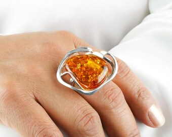 Bague en ambre de la Baltique audacieuse, bague en ambre cognac moderne, bague en argent et ambre, bague en ambre réglable, bague en argent fantaisiste, grande bague de cocktail
