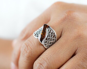 Bague audacieuse en argent et ambre, bague ajustable en argent et ambre, anneau détaillé, bague unisexe en ambre de la Baltique, bague ajustable en argent et ambre