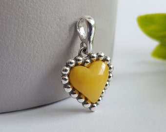 Petit collier coeur en ambre jaune, breloque pendentif en ambre, collier coeur en argent et ambre, collier coeur jaune, cadeau Saint Valentin pour elle