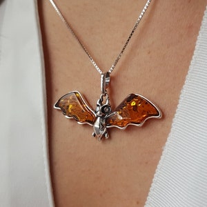 Collier de chauve-souris dambre baltique, collier de chauve-souris vampire, charme de chauve-souris en pierre dambre, bijoux de chauve-souris, bijoux dHalloween, chauve-souris dambre orange, cadeau de charme Dracula image 1