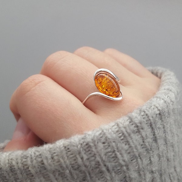 Honey Baltic Amber Ring, Silver and Amber Ring, Oval Amber Ring, Honey Amber Jewelry, Small Honey Stone Ring, Orange Birthstone Ring Gift