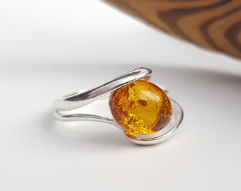 Small Baltic Amber Ring, Dainty Amber Ring, Everyday Amber Ring, Modern Amber Ring, Orange Amber Ring, Gemstone Ring, Birthstone Ring, Gift