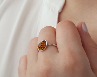 Solitaire Amber Ring, Small Silver and Amber Ring, Dainty Twisted Stone Ring, Honey Amber Stackable Ring, Modern Amber Ring, Teardrop Ring