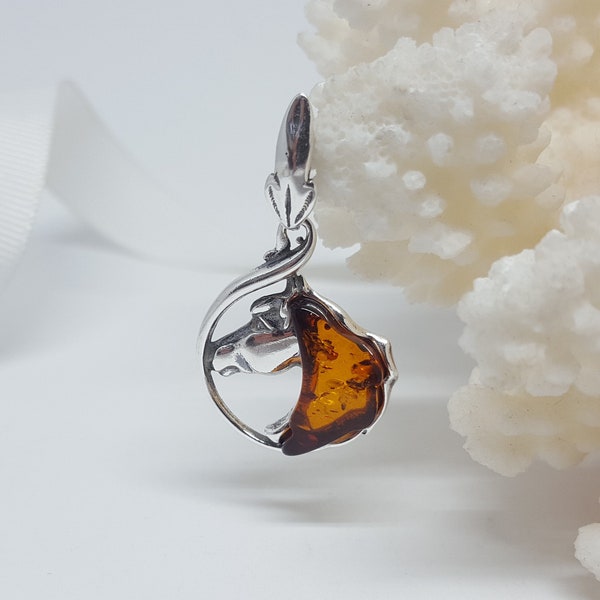 Round Amber Horse Pendant, Silver Horse Necklace, Stallion Pendant, Handmade Horse Jewellery, Horse Head Pendant, Animal jewelry, Horse Gift