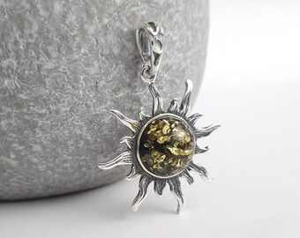 Pendentif Amber Sun Charm, Collier soleil argenté et ambre, talisman de soleil, collier de soleil d’ambre de baltique, bijoux de soleil, collier vert d’ambre de soleil