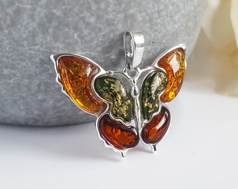 Collier papillon en pierre d'ambre multicolore, pendentif papillon en argent sterling, bijoux papillon en ambre de la Baltique, breloque papillon moderne
