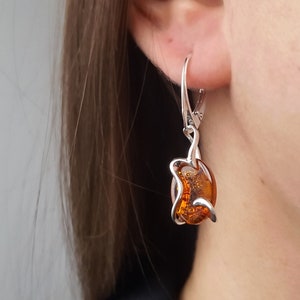 Pastille oorbellen van Baltisch barnsteen, moderne oorbellen van barnsteen, sterlingzilver en barnsteenoorbellen, kleine ovale barnsteenoorbellen, barnsteenoorbellen