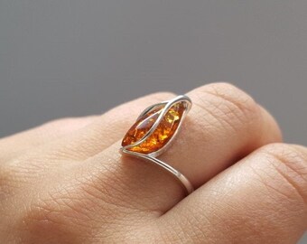 Dainty Amber Stone Ring, Orange Gemstone Ring, Silver and Amber Ring, Modern Baltic Amber Ring, Small Amber Ring Gift, Orange Gemstone Ring