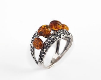 Grosse bague en argent et ambre, bague détaillée en ambre de la Baltique, grosse bague en pierre d'ambre, bague en argent large bande, bague en ambre unique, bague en pierre
